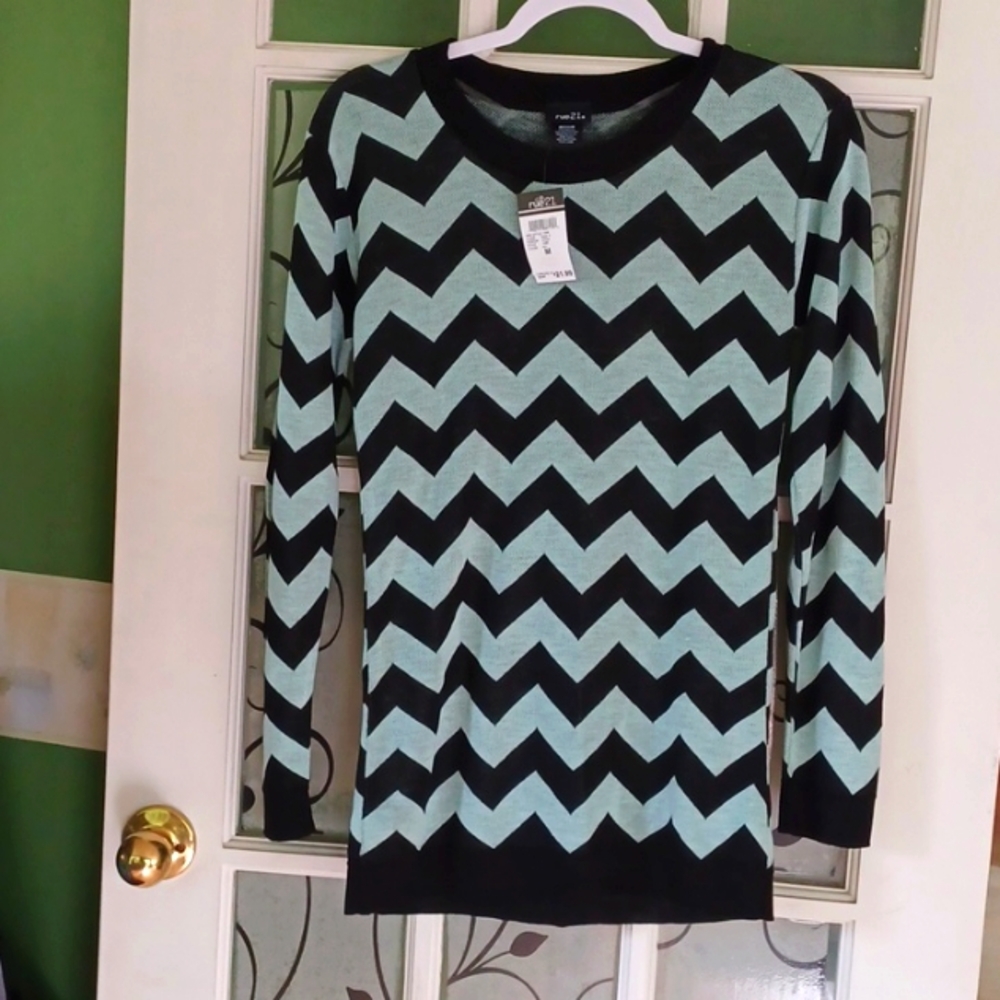 Rue21 sweater junior size medium nwt